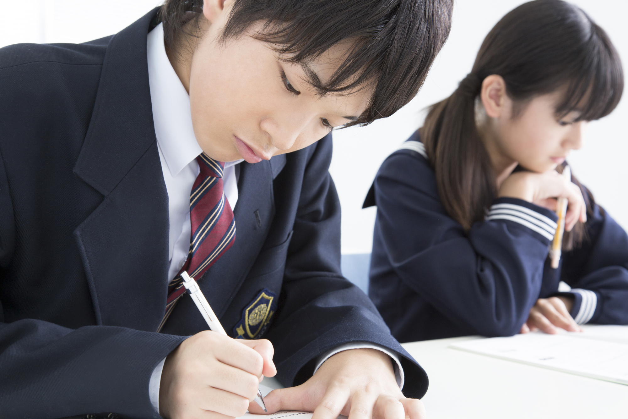 子どもの教育費をテーマにした記事を表す、勉強する学生のイメージ